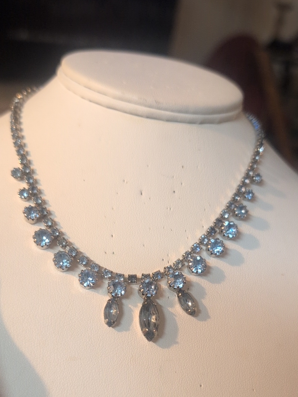 Lovely VTG Silver blue Crystal Teardrop Necklace -